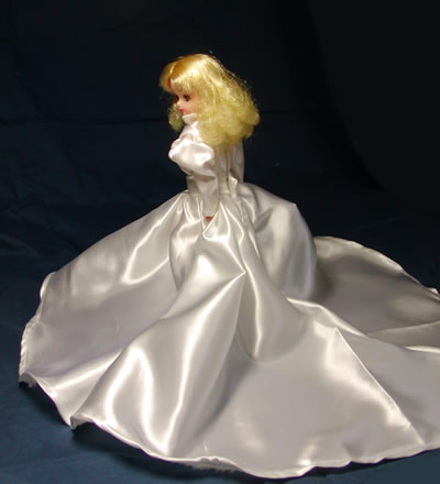 ムーンブルグの王女　白ブラウス、白ロングスカート