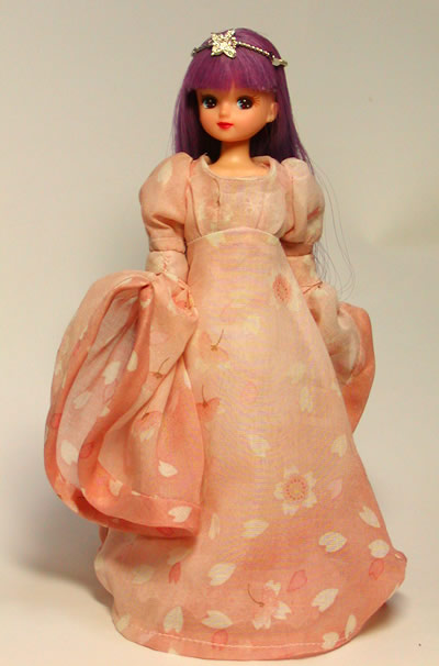 ローラ　ビスチェなし