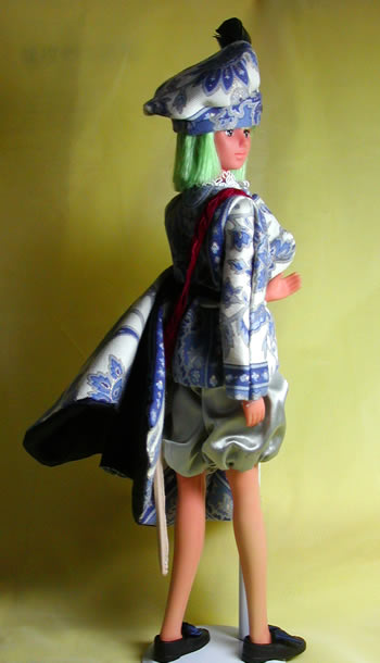 ヘンリー おめかし服 後ろ姿