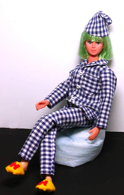 ヘンリー　パジャマ　すわって