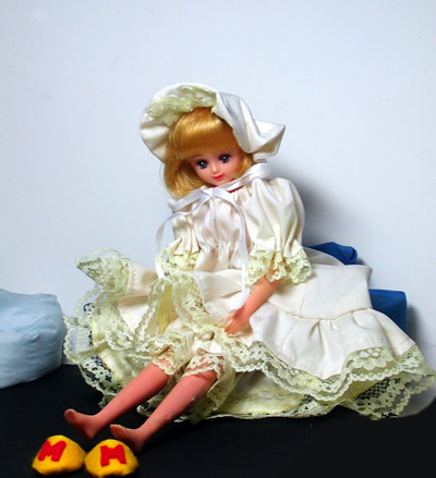 マリア　お寝間着　すわって