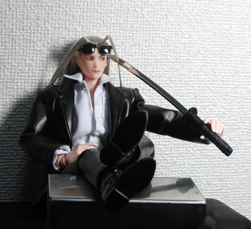 セフィロス　スーツ　ネクタイなし　日本刀