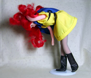 アリーナ姫　前屈み